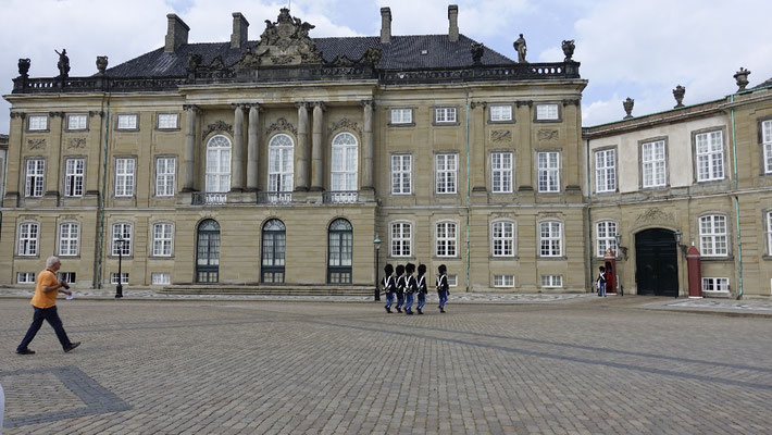 SCHLOSS AMALIENBORG Stadtresidenz der dänischen Königin