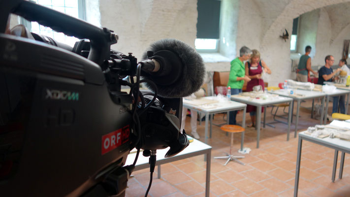 Am Freitag filmte der ORF einen Beitrag für Kärnten-Heute. Im Foto eine Szene aus dem Kurs für Einsteiger/innen in die Keramik.