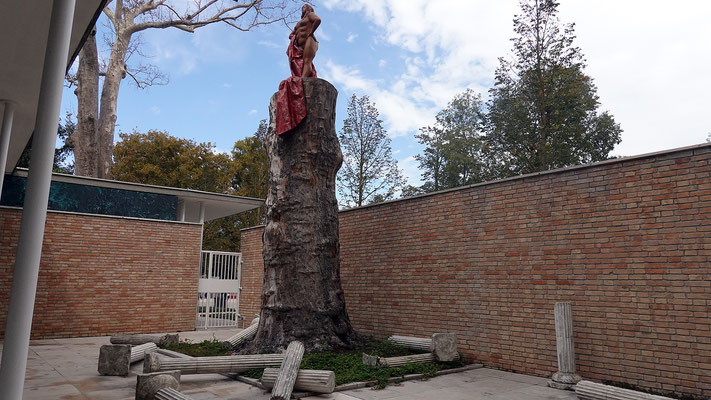 Im Schweizer Pavillon konzipiert Guerreiro do Divino Amor seine Saga in einer Art Tempel mit allerhand Symbolen der Macht.  Die Schweiz wird als Paradies auf Erden der römische Kultur gegenüberstellt. Im Bild die (neue) kapitolinische Wölfin…