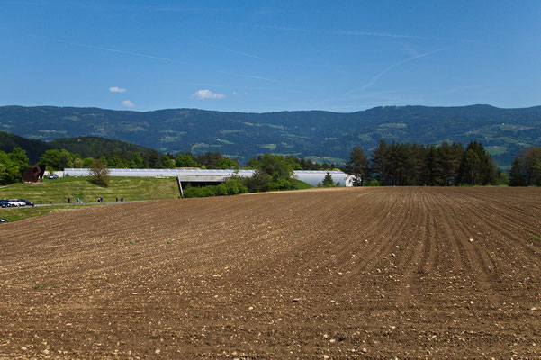 Unaufdringlich fügt sich das Museum Liaunig in die Unterkärntner Landschaft 