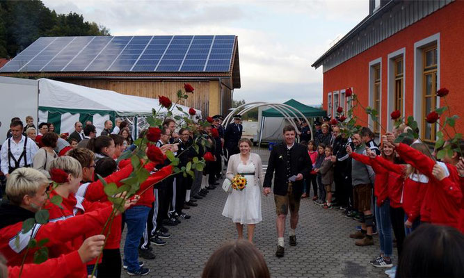 Blaskapelle gratuliert zur Hochzeit