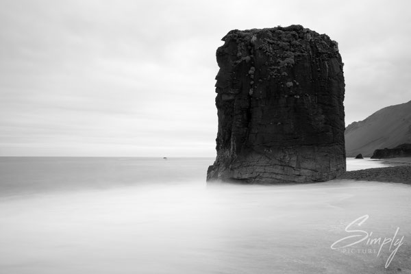 Reynisfjara Strand in schwarz-weiss.