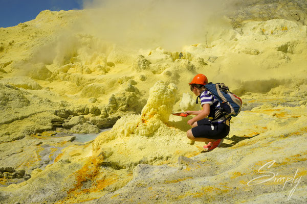 Whakaari, White Island, unser Guide mit rotem Helm im Schwefelfeld