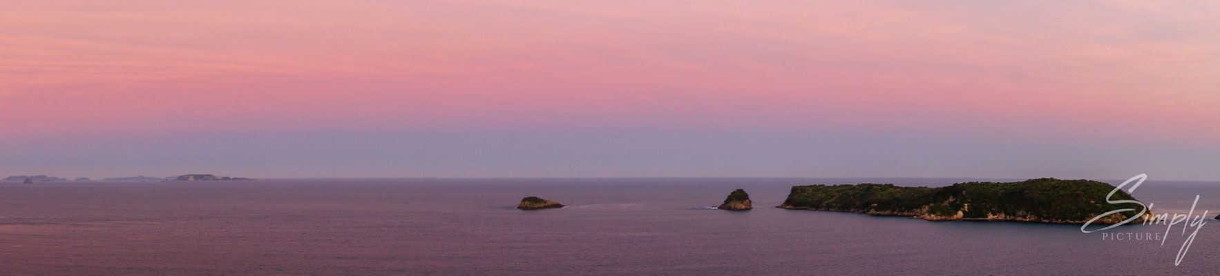 Hahei, Cathedral Cove, Sonnenaufgang mit rot-violettem Himmel, Inseln im Ocean