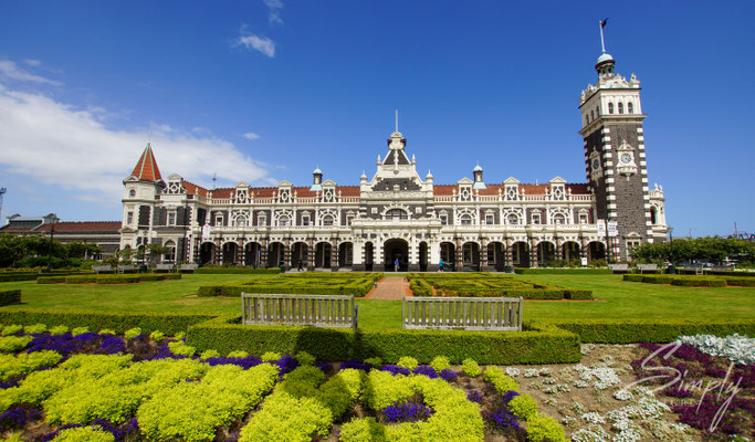 Dunedin, Taieri Gorge Railway, Sicht von aussen mit dem farbenfrohen Garten im Vordergrund