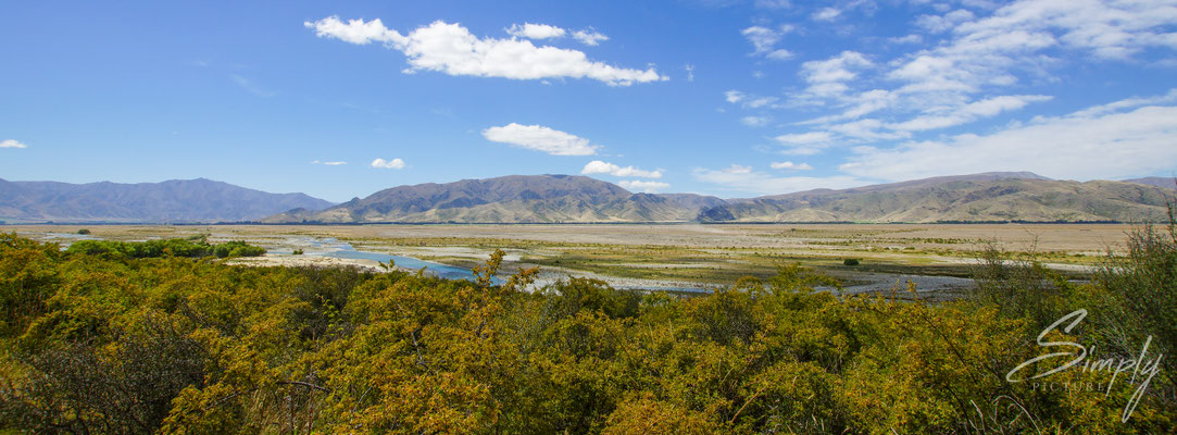 Otago, Nähe Omarama, Clay Cliffs, Sicht auf das Panorama der Flusslandschaft von den Clay Cliffs