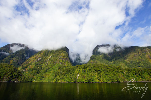 Manapouri, Doubtful Sound, Meeresarm in mitten von hohen Bergen