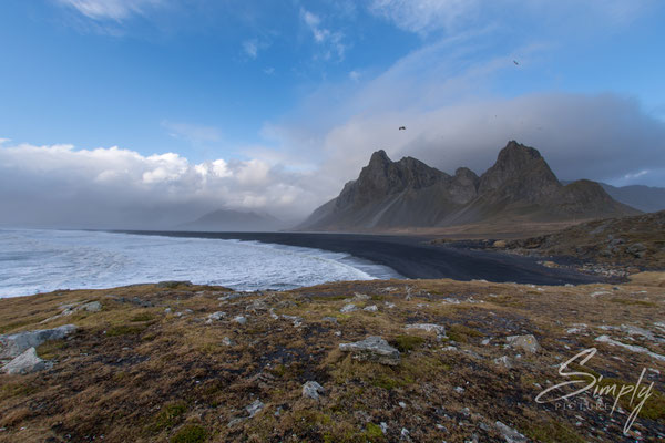 Berge, Strand und Meer in der nähe des Hvalnes Lighthouse.