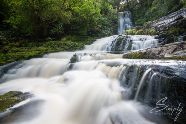 Catlins Forest Park, McLean Falls, Wasserfall in mitten des subtropischen Urwaldes, Langzeitaufnahme