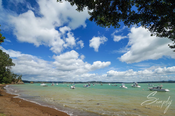 Paihai, Strand mit vielen kleinen Schiffen in der Bucht-intensive Farben, raumhafter Strand