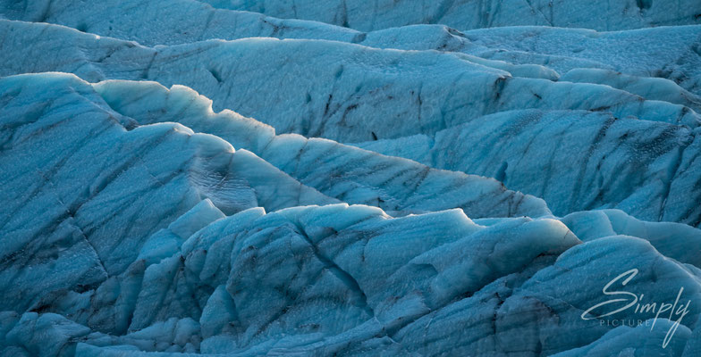 Blau-weisses Gletschereis des Svínafellsjökull Glacier.