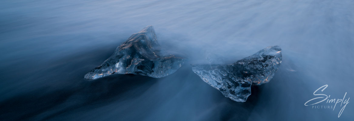 Klare Eisscholle umspühlt vom Meer am Diamond Beach bei dem Jökulsárlón Glacier Lagoon.