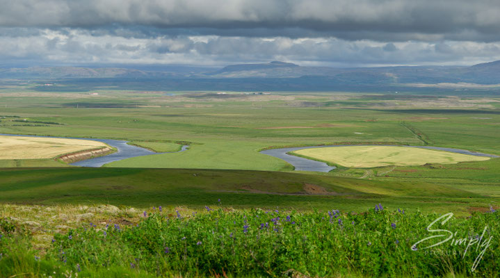 Ausblick auf einen romantischen Flusslauf bei Reykholt, Island.