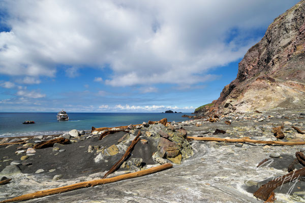 Whakaari, White Island, Bootanlegestelle von der Vulkaninsel aus fotografiert