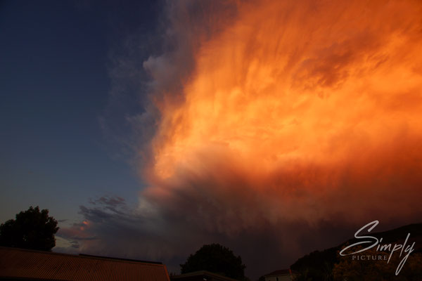 Nelson, Leuchtent roter Sonnenuntergang mit imposanten Wolken