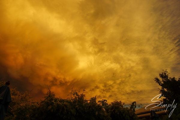 Nelson, Leuchtent orangem-goldigen Sonnenuntergang mit imposanten Wolken