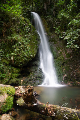 Half Moon Bay, Wasserfall in der Nähe der Strasse