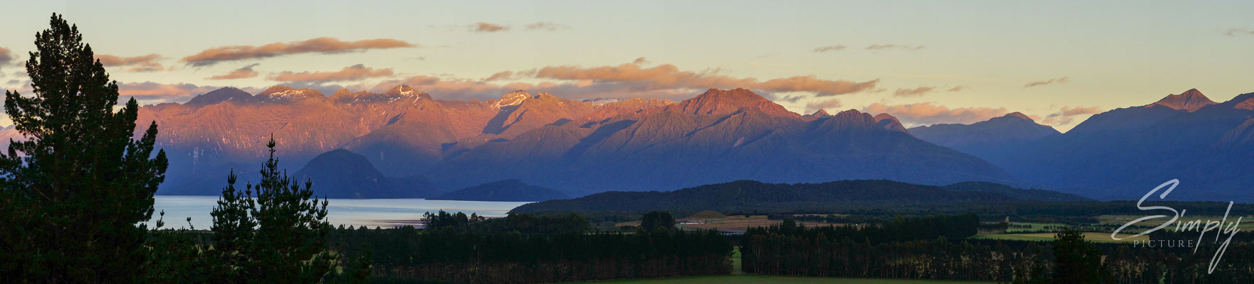 Manapouri, Sonnenaufgang mit der Siluette dem neuseeländischen Alpenpanorama
