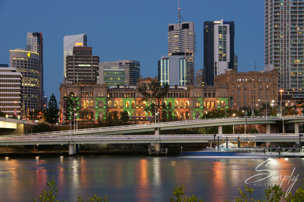 Queensland-Brisbane in der blauen Stunde-Skyline, von der South Bank her