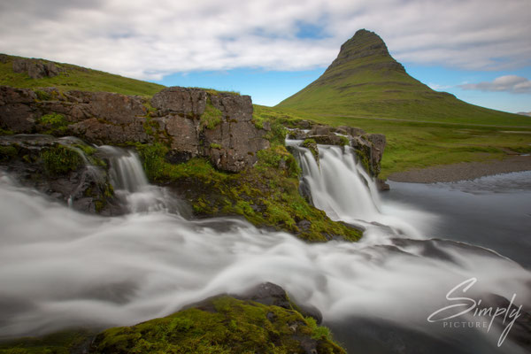 Kirkjufekksfoss mit dem grünnen Kirkjufell im Hintergrund.