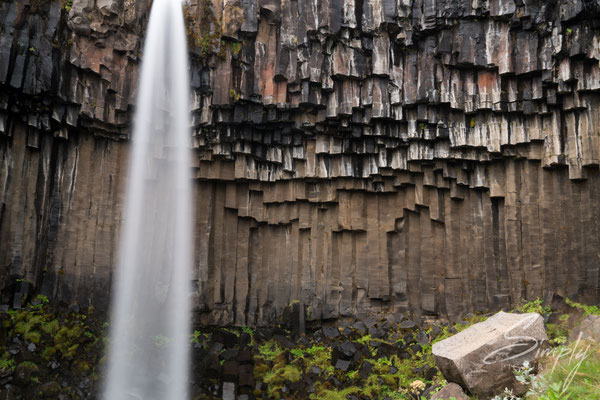 Svartifoss mit wunderschönen Basalt-Formationen.