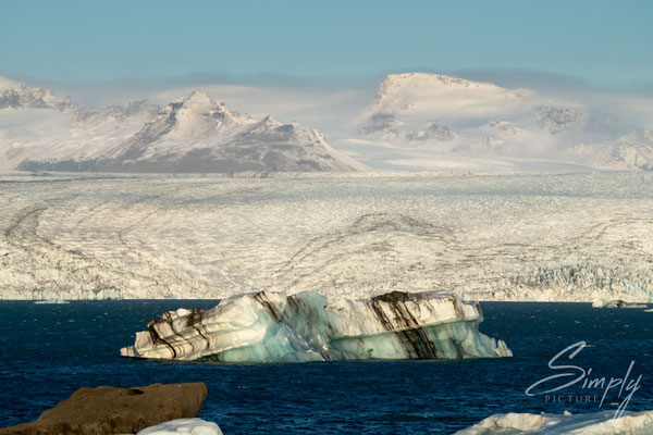 Grosse Eisscholle in der Jökulsárlón Glacier Lagoon.