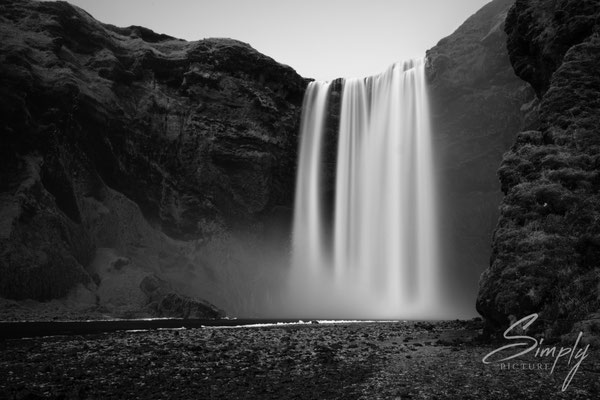 Skógafoss Waterfall in schwarz-weiss.