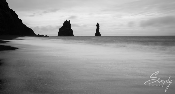 Felsen im Meer vor dem Reynisfjara Strand.