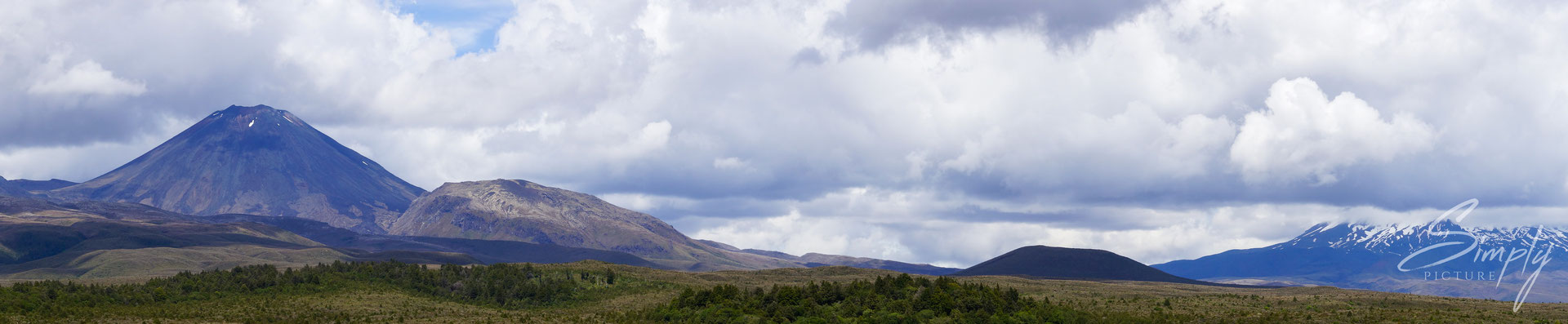 Otukou Road, Mount Ngauruhoe, Panoramasicht auf die Vulkane der Nordinsel mit etwas Schnee
