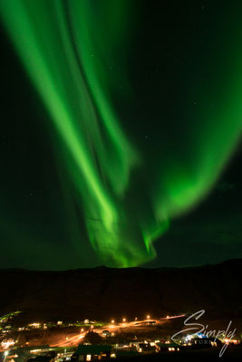 V-Förmige grün leuchtende Aurora Borealis bei Vík í Mýrdal.