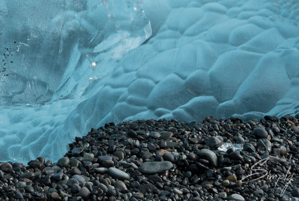 Klares, blaues Eis einer Eisscholle in der Jökulsárlón Glacier Lagoon.