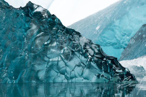 Klares, blaues Eis einer schwimmenden Eisscholle in der Jökulsárlón Glacier Lagoon.