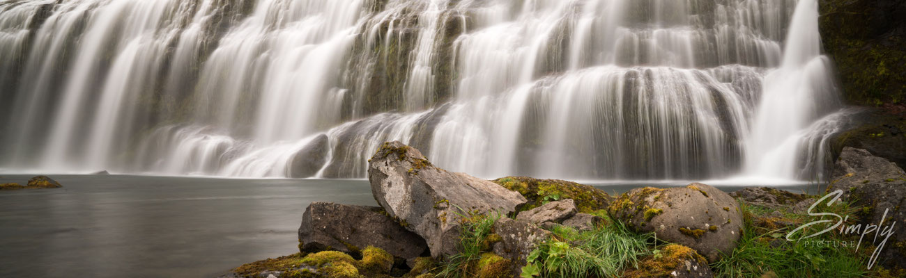 Dynjandi Wasserfall mit beeindruckenden rund 100 Meter Höhe und 90 Meter Breite.