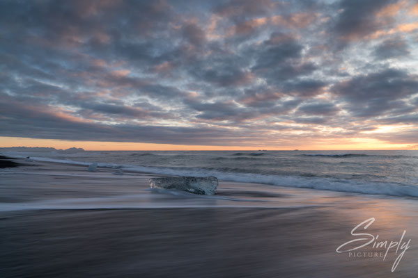 Sonnenuntergang am Diamond Beach bei dem Jökulsárlón Glacier Lagoon.