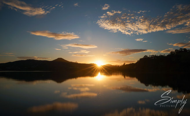 Paihai, Sonnenuntergang über den Meer mit einigen Inseln in der Ferne