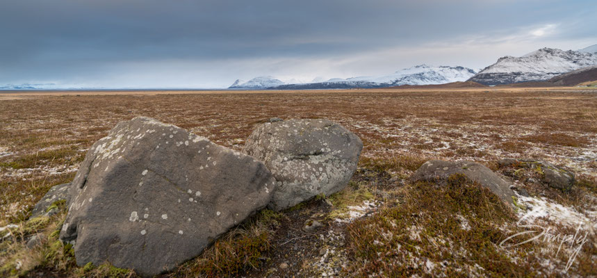 Landschaft mit grossen Steinen und Bergen im Hintergrung nördlich von Laufskálavarða.