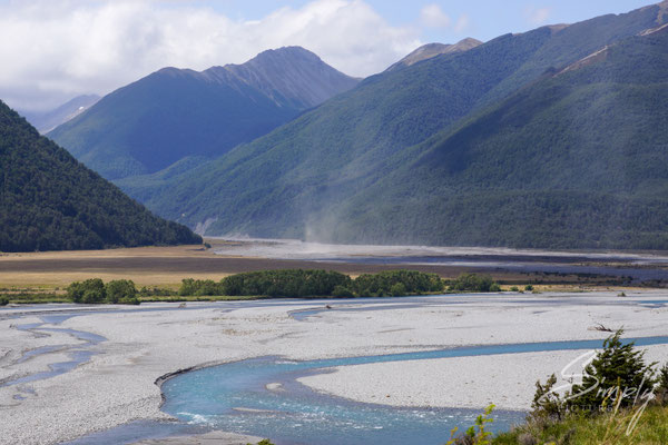 Canterbury, Flussbett mit viel Kies und intensiv, blauem Fluss in mitten der hohen Berge in den neuseeländischen Alpen