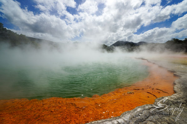Rotorua, Wai-O-Tapu, rot-blauer Vulkansee mit Nebel