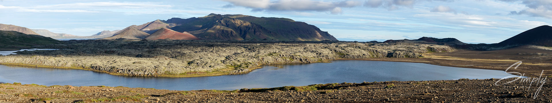 Lavafeld mit kleinem See und Überwucherungen in der Gegend von Vesturland.