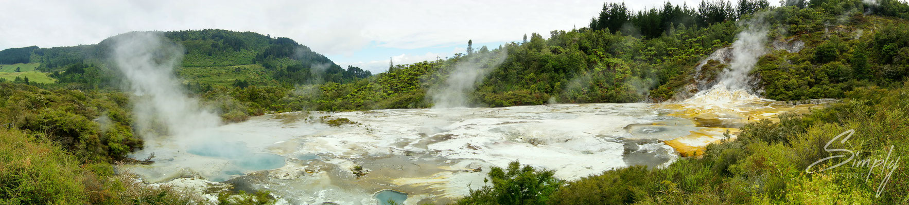 Rotorua, Hidden Valley, dampfendes vulkanisches Wasserfeld mit gelben schwefelablagerungen