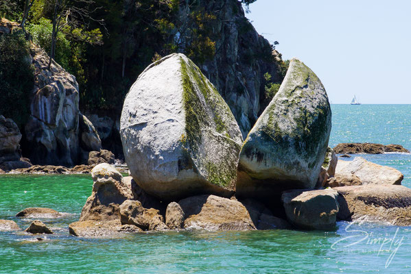 Marahau, Abel Tasman, Split Rock, grosser Fels mit Spalt in der Mitte