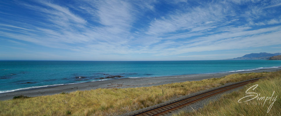 Canterbury, Nähe Wharanui-Landschaftsbild einer alten Eisanbahnschiene mit dem freien Oceanzugang