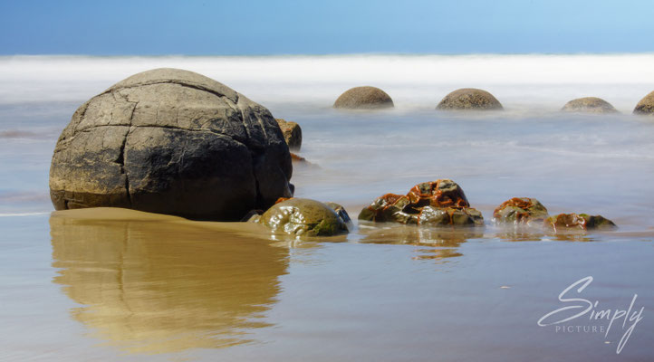 Moeraki Bolders, grosse runde Steine in der Brandung, Langzeitaufnahme