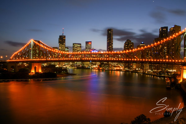 Queensland, Brisbane, Wilson Outlook Reserve, beleuchtete Brücke über den Fluss in der Stadt mit der Skyline im Hintergrung