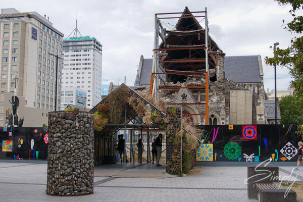 Christchurch, ChristChurch Cathedral, halb zusammengebrochen Kirche mit Abstützungen und sicherheit Abschrankungen