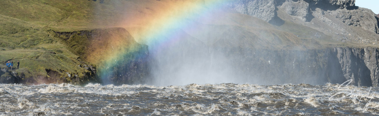 Dettifoss mit Regenbogen von der östlichen Seite.