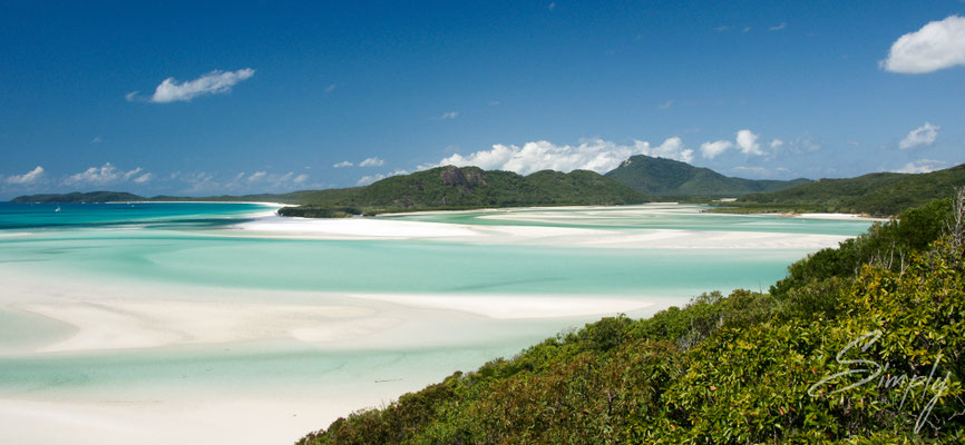 Queensland, Whitsundays, Whitehaven Beach, weisser Strand mit hellbauem Meet und strahlend blauem Himmel