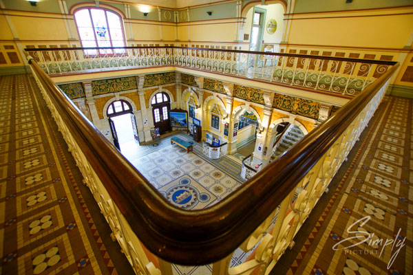 Dunedin, Taieri Gorge Railway, Sicht von innen auf die alten Mosaike und Täfelungen des Bahnhofes