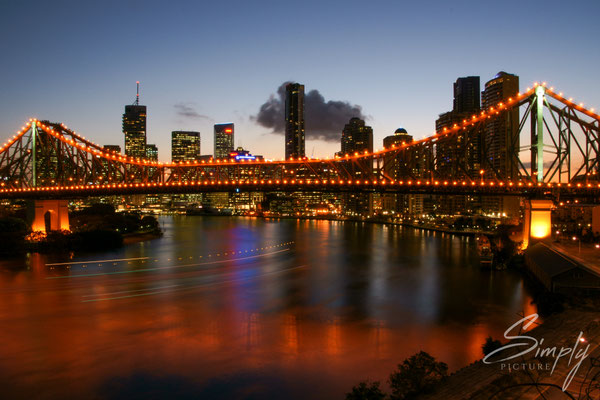Queensland, Brisbane, Wilson Outlook Reserve, beleuchtete Brücke über den Fluss in der Stadt mit der Skyline im Hintergrung