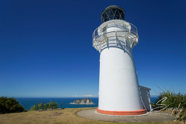 Pandora, Cape Reinga, weisser Leuchttum mit dem blauen Ocean im Hintergung